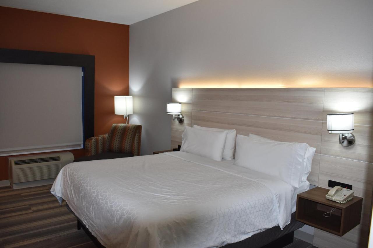 Holiday Inn Express Hotel & Suites Mcpherson By Ihg Luaran gambar